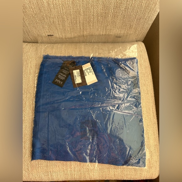 Authentic GUCCI summer shawl scarf royal blue with GG logo 140*140cm - Picture 10 of 11